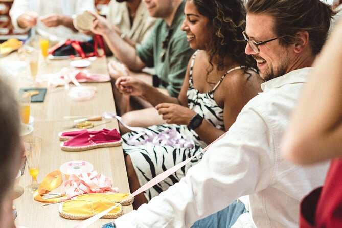 Make Authentic Espadrilles in Curacao - Learning several ways to lace your shoes