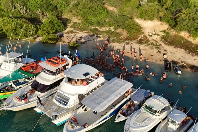 Sunday Boat Festival/Meet up with Dj’s, open bar & snacks - Fuik Bay gives the Sunday a local, social feel
